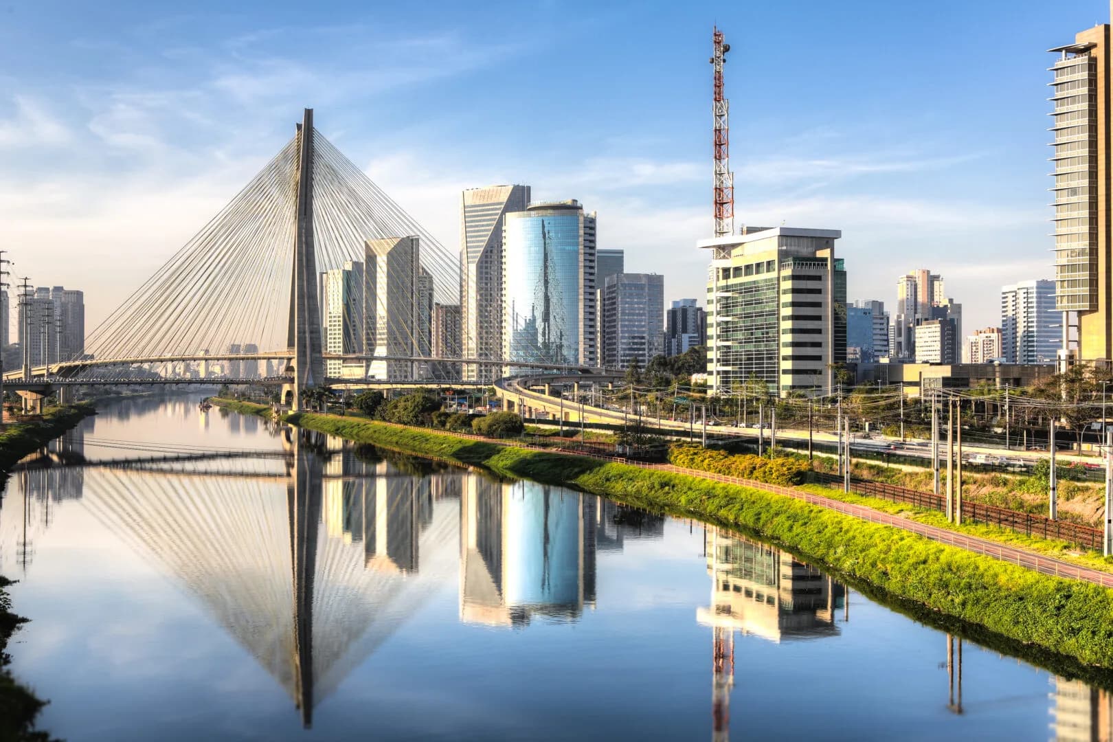 Ponte Estaiada Octávio Frias de Oliveira, São Paulo, ao entardecer